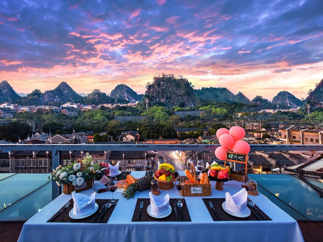 Check out the guide to the popular hotel in Guilin where you can sleep in a thousand-year-old historical scroll! Just open the window and you’ll see the Jingjiang Palace.