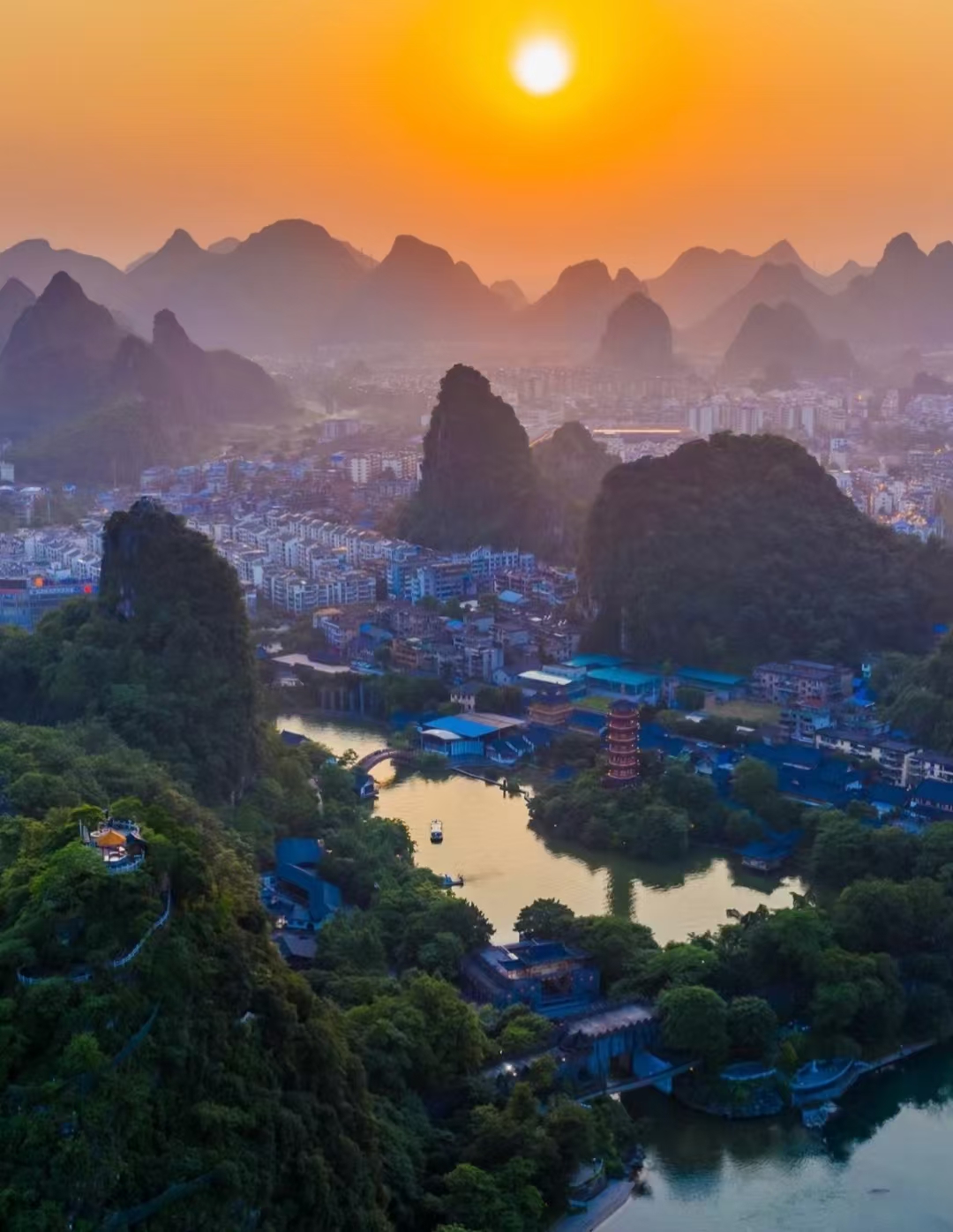 One-Day Guilin Landscape Tour: Exploring Karst Landforms and Experiencing Intangible Cultural Heritage